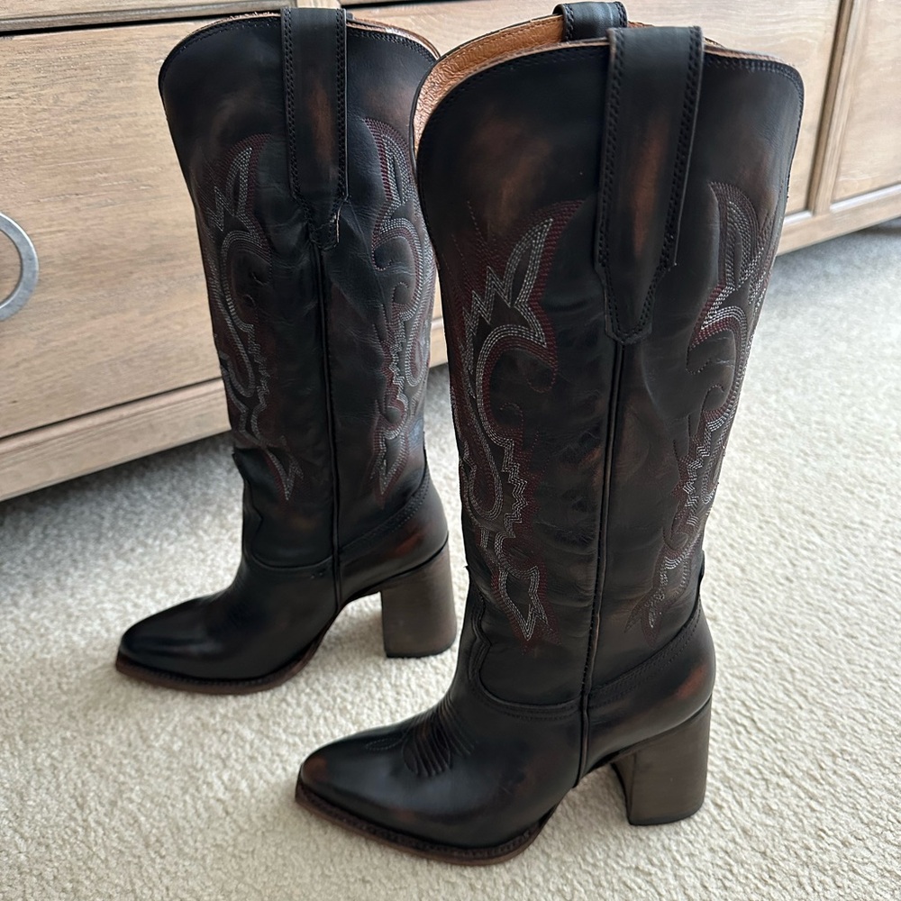 Brand new in box with dust covers and original boot stuffing.  Size 6.